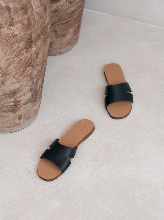 Alma Leather Slide in Black - l u • c i e e